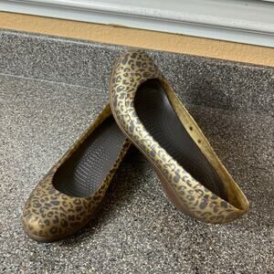 Crocs Comfort Wedge Heels Womens Sz 9 Brown Cheetah Pattern Classic Slip On Pump